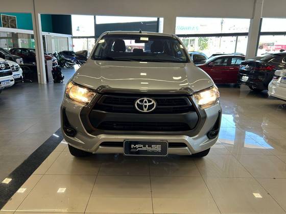 TOYOTA HILUX 2.8 D-4D TURBO DIESEL CD SR 4X4 AUTOMÁTICO TOYOTA HILUX 2.8 D-4D TURBO DIESEL CD SR 4X4 AUTOMÁTICO